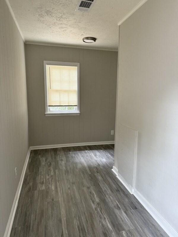 Building Photo - 100 Oak Ln