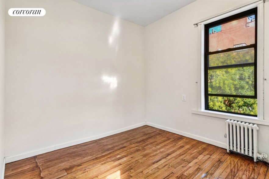 Building Photo - 242 E 10th St