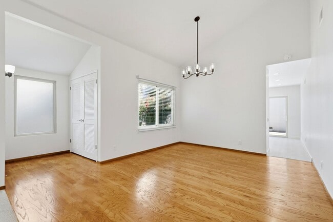 Building Photo - Updated Townhome in Lake Santa Clara HOA