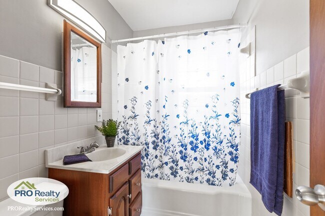 Building Photo - 3 Bedroom Home in St. Louis Park