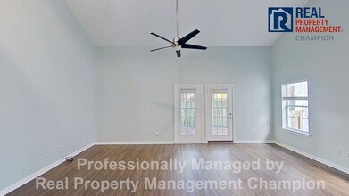 Building Photo - Cute 3 BD/2 BA Townhome Style Near UNCW