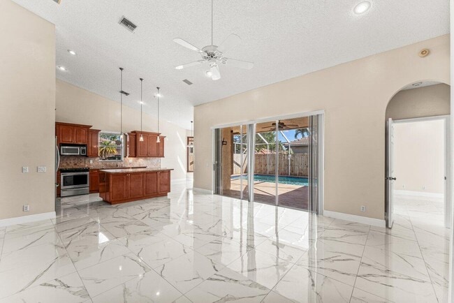 Building Photo - 5872 NW 73rd Ct