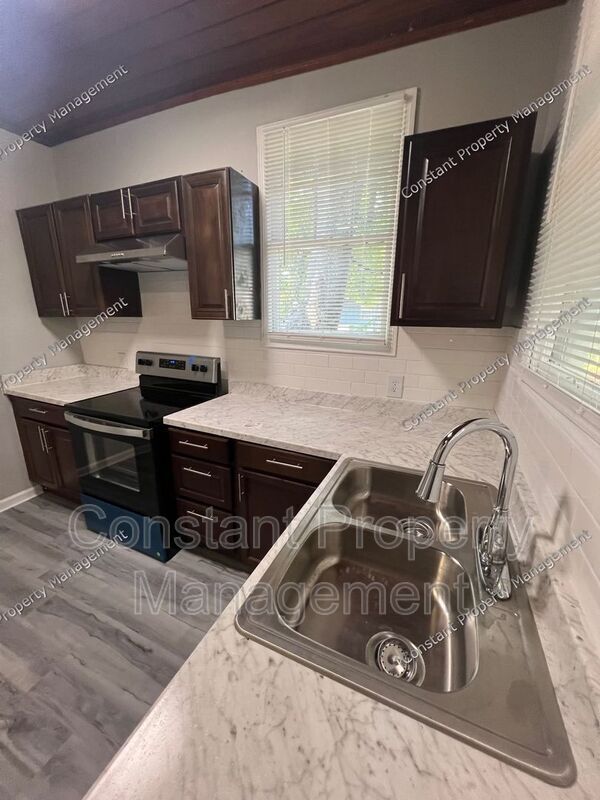 Building Photo - 495 Pittman St