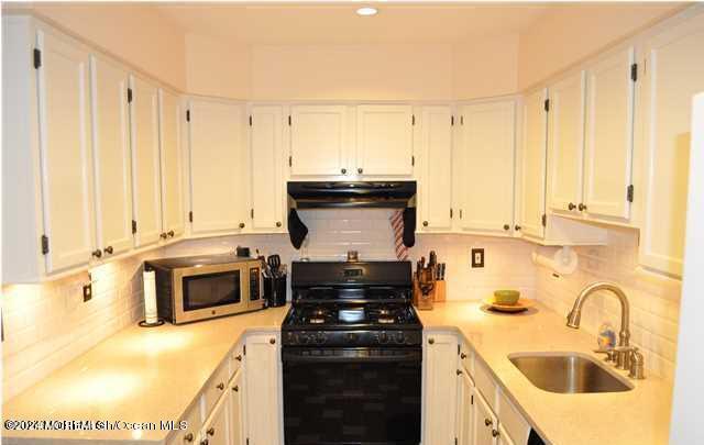 Building Photo - 13 S Pointe Cir