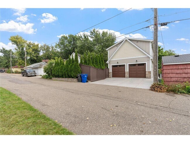 Building Photo - 263 Lexington Parkway S