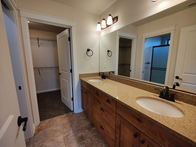 Building Photo - Beautiful 3x2.5 with fenced patio and upstairs bonus area