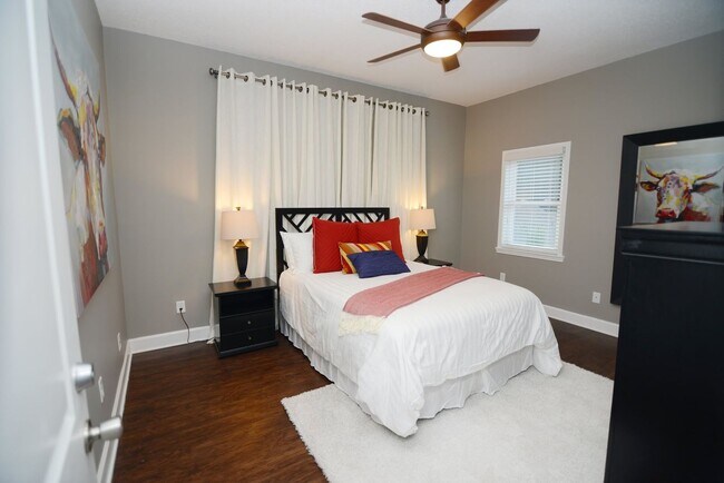 Building Photo - 1626 17th Ave E