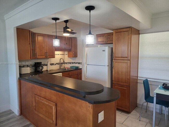 Building Photo - 220 Kings Point Dr
