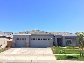 Building Photo - 4 bedroom, 2 bath house with a bonus room