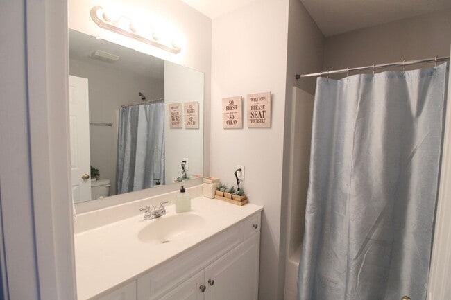 Building Photo - Large townhome with garage for rent in Taylor Springs!