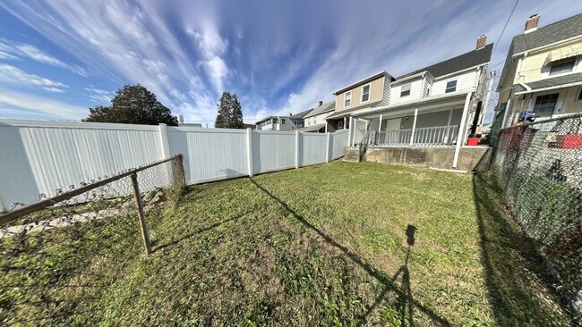 Building Photo - MOVE IN READY - 3 Bedroom 1 1/2 Bath Twin ...