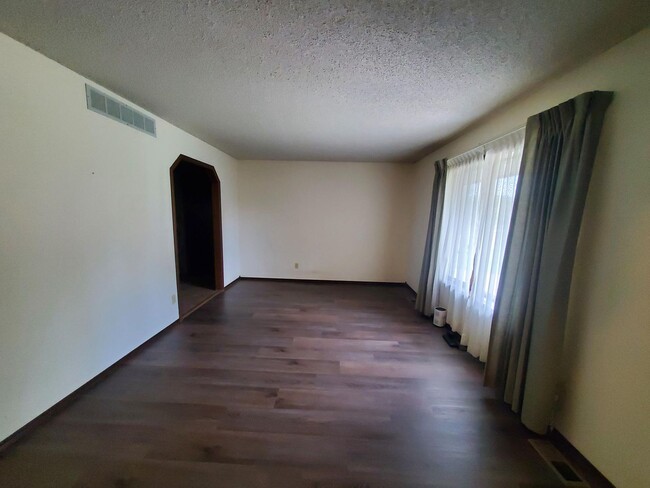 Building Photo - Large Family home in Chelsea Est. just SW ...