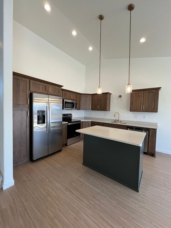 Building Photo - 3 Bed 3 Bath TownHome