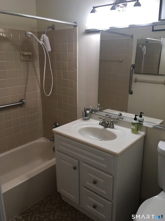 Building Photo - 82 Heritage Hill Rd