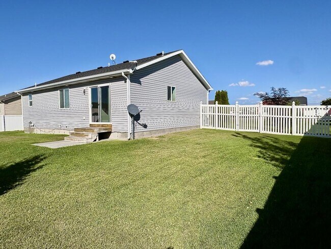 Building Photo - 2175 Roy Dr