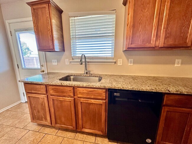 Building Photo - Newer 3 Bedroom off I-240- Move in Deposit-Free! (If Qualified)