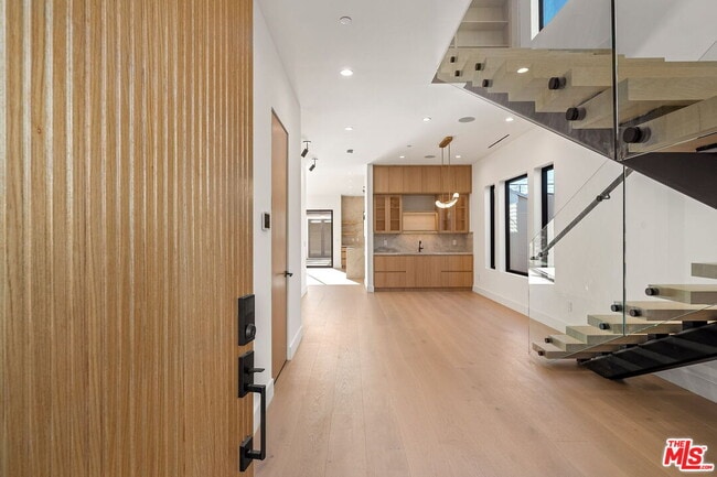 Building Photo - 3517 Redwood Ave