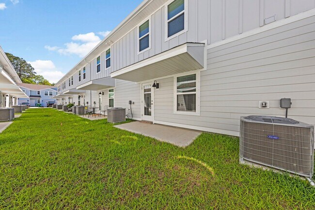 Building Photo - 1027 McLaren Cir