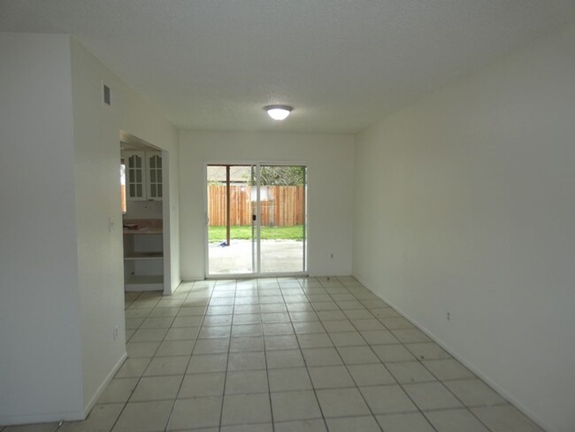 Building Photo - Single Story 3 Bedroom Home in Santa Maria