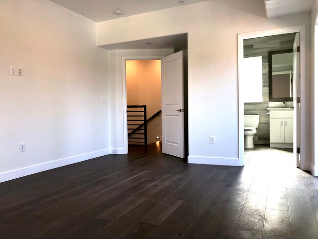 Primary bedroom - 2154 Fargo St