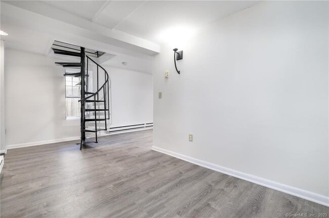 Building Photo - 15 Duncanson St