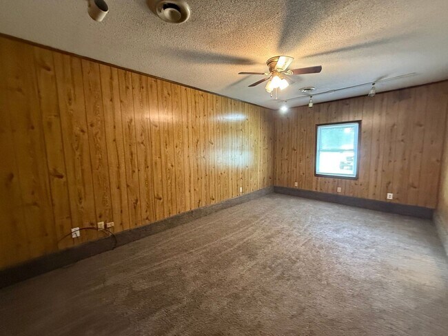 Building Photo - 3 bedroom, 2 bath House