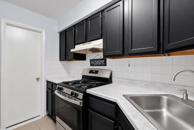 Building Photo - 406 7th St