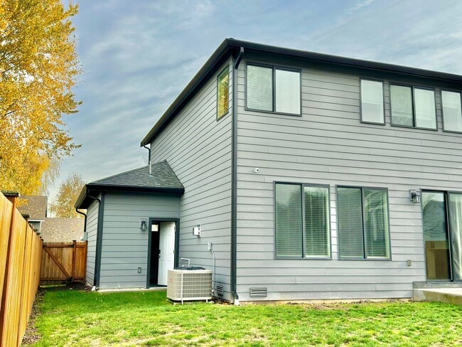 Building Photo - Stylish 4BR | 3BA Home with Den, Fenced Ba...