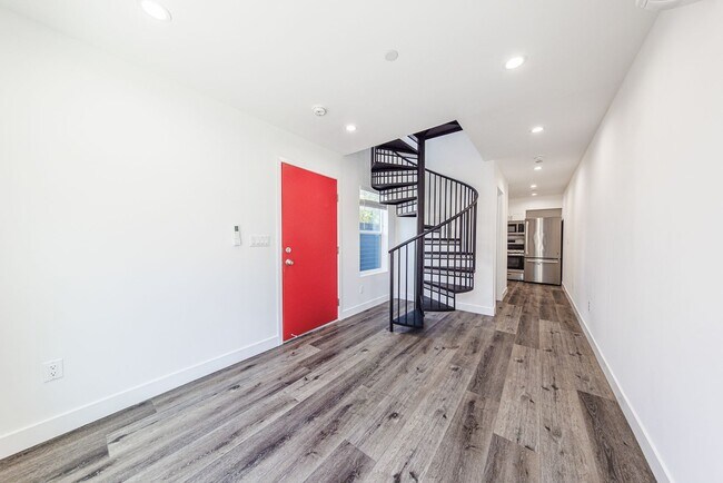 Building Photo - 3015 Alsace Ave