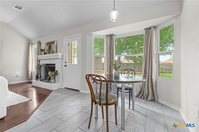 Building Photo - 2804 Bluejay Dr