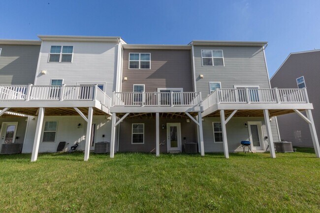 Building Photo - 3 Bed, 2 Full/2 Half Bath, Well Maintained Townhome in Inwood, WV