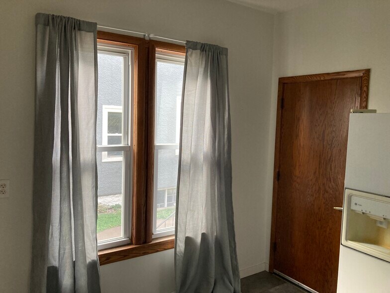 Building Photo - 712 6th St NE