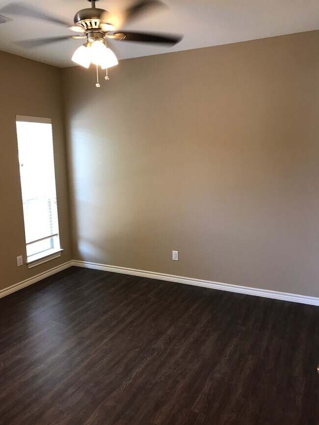 Building Photo - 617 Pecan Ct