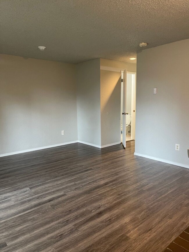 Building Photo - Roomy Lynnwood Townhouse-Style Condo With Upgrades