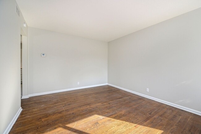 Building Photo - Newly Renovated 2BR-1BA Apartment in Glads...