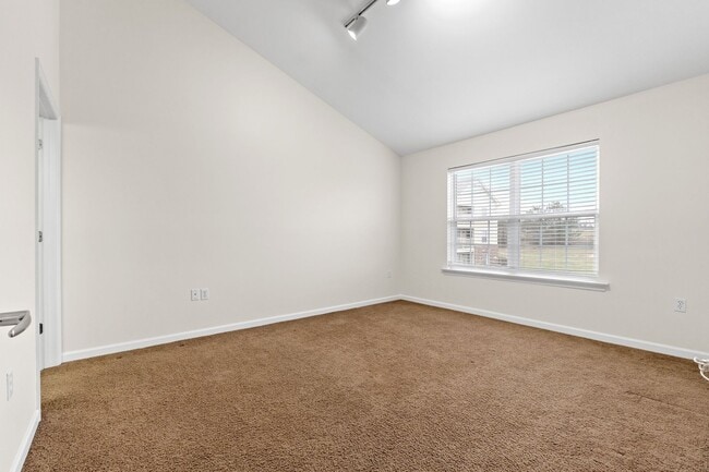 Building Photo - 1434 Piedmont Cir