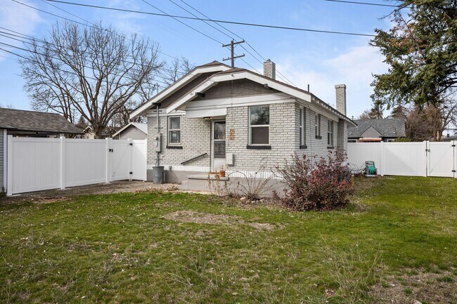 Building Photo - Remodeled 3BR/2BA Brick Bungalow - Fireplace, Finished Basement & Garage