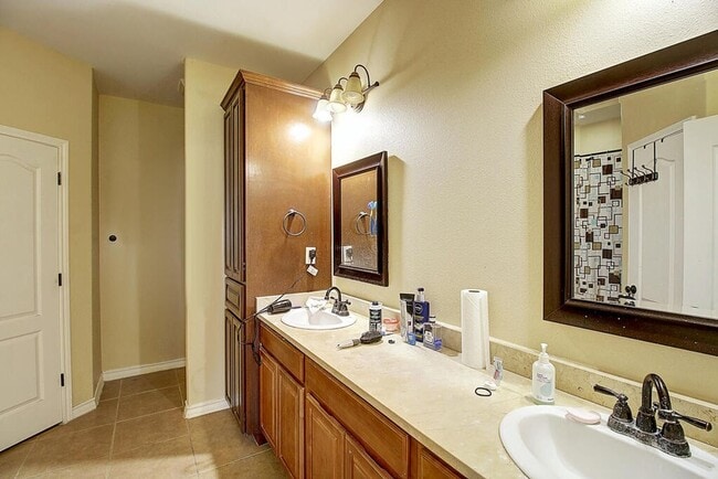 Building Photo - 3005 Dante Dr