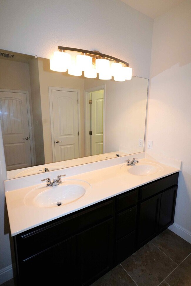 Building Photo - Immaculate rental now available in coveted...