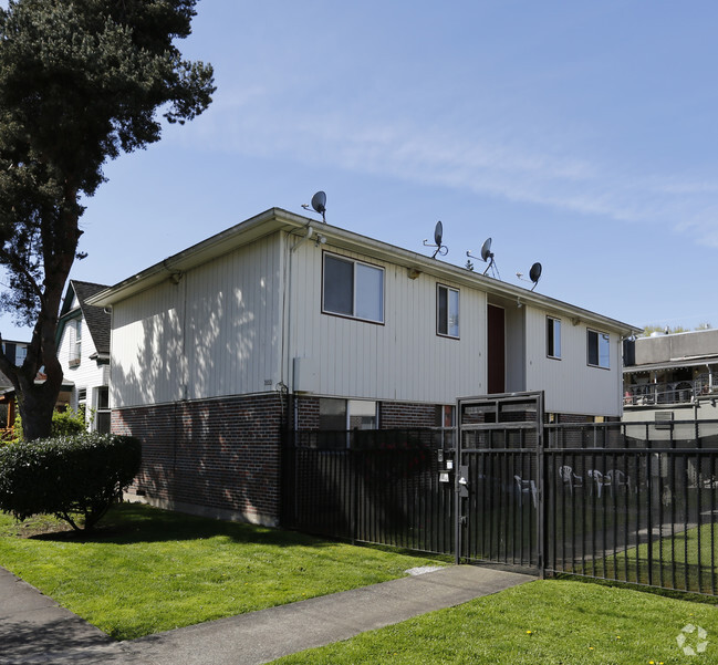 Building Photo - Albina Plaza