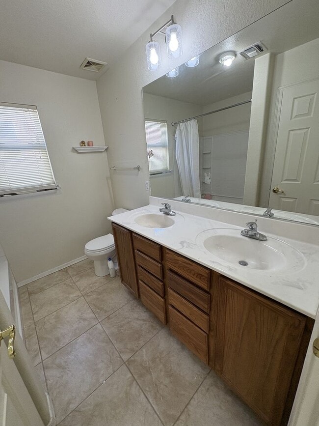 Building Photo - Riverhaven Great Central Location