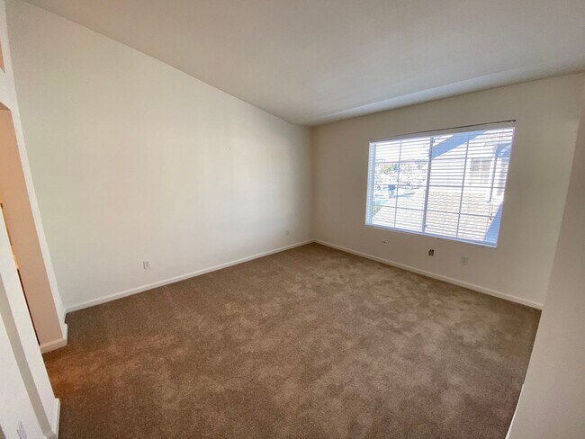 Building Photo - 3 Bed 2.5 Bath Townhouse W/ Attached Garage In Portside Village