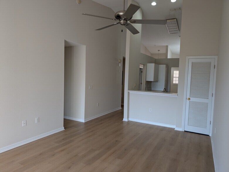 Building Photo - 4240 Central Sarasota Pky