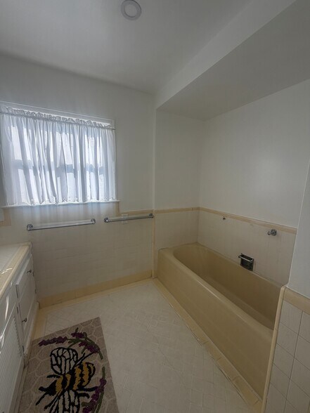 Main Bathroom - 3645 Monon St