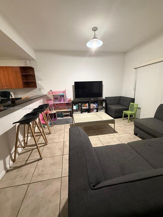 Building Photo - 8999 NW 107 Ct