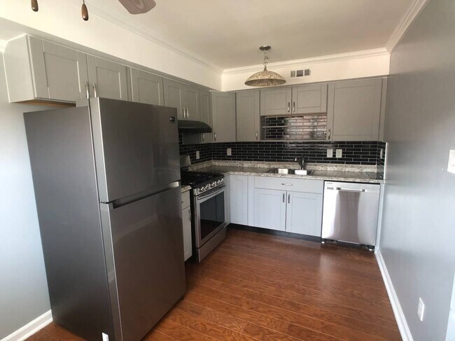Building Photo - Newer & Modern 3 Bed., 1.5 Bath Home w/W/D...