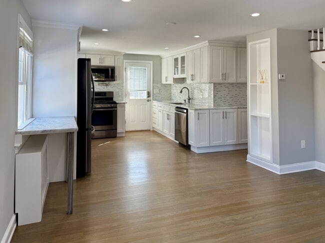 Building Photo - 191 Hobart Ave