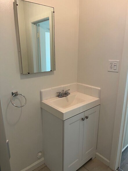 Building Photo - 147 N Florence St