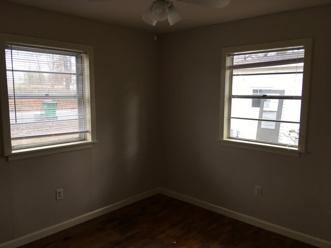 Building Photo - SG-613