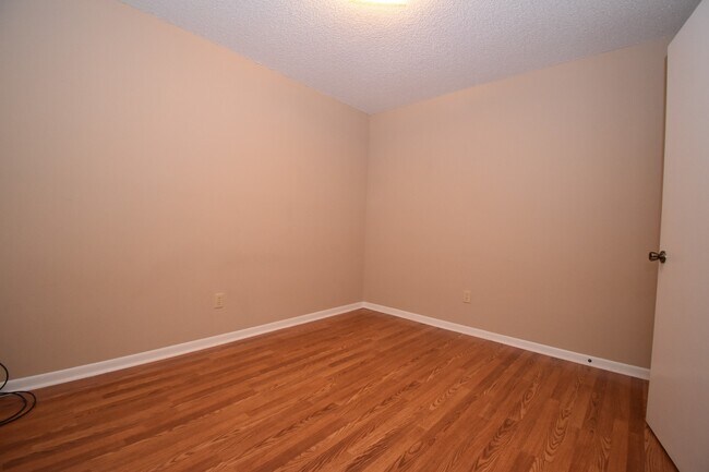 Building Photo - Centrally Located 2 Bedroom 2 Bath House